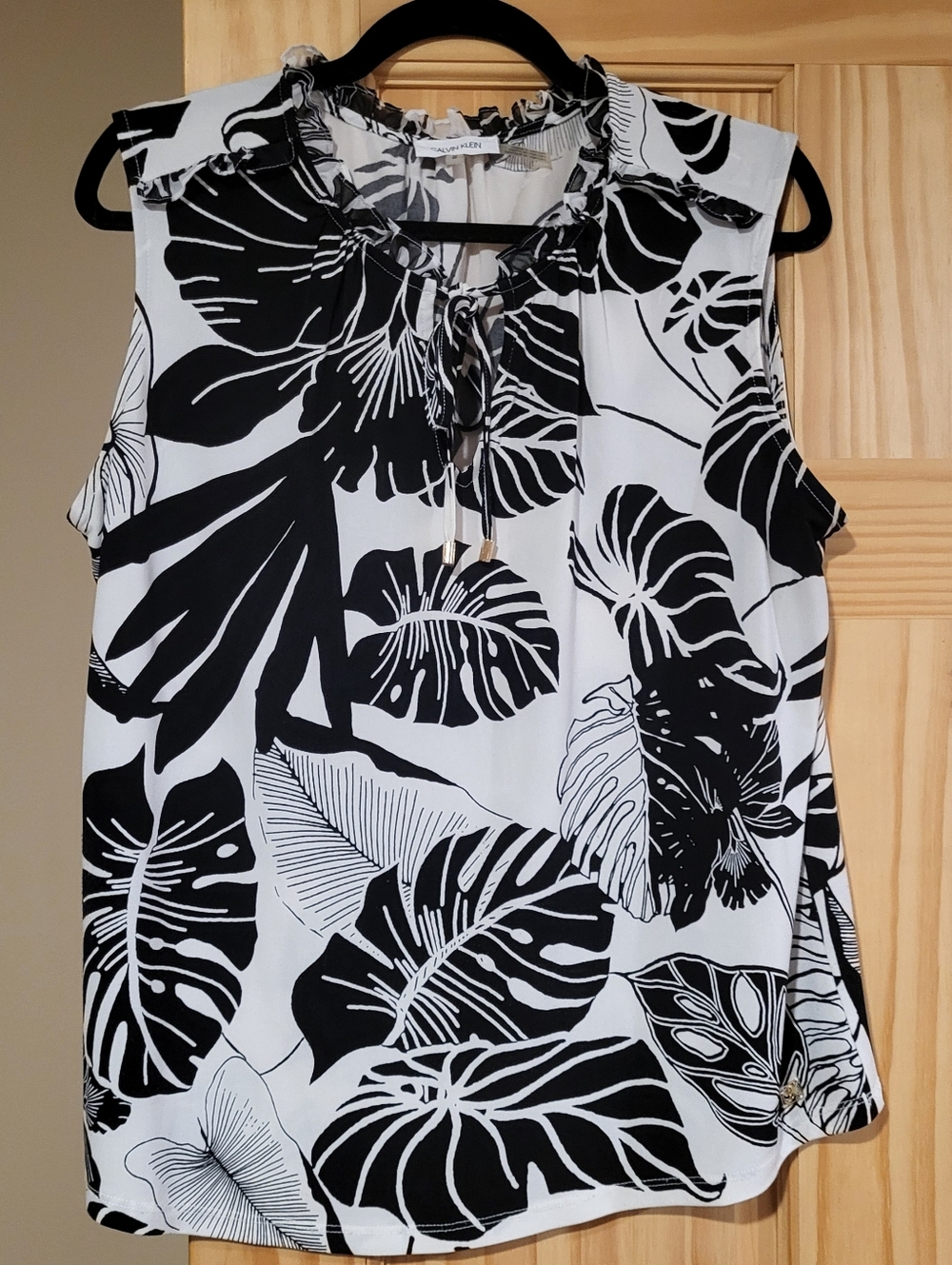 Sleeveless Black & White Floral Tank Top  By Calvin Klein. Very Soft